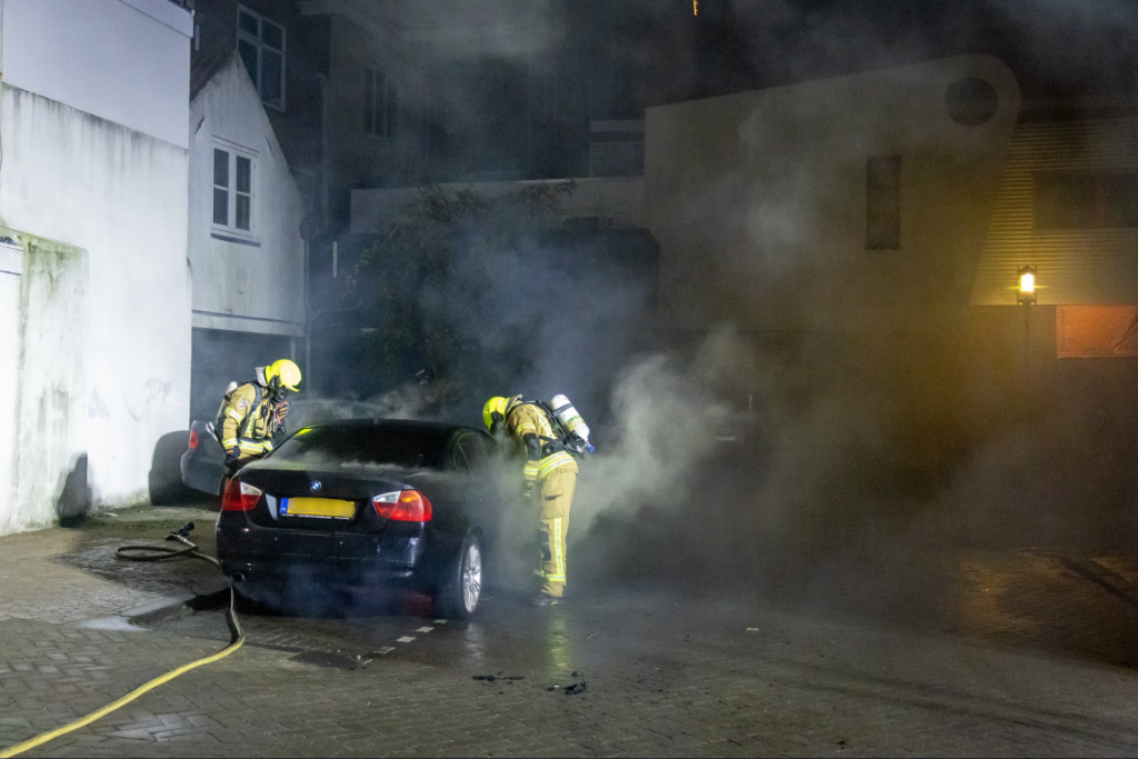 Auto op Achtererf in brand