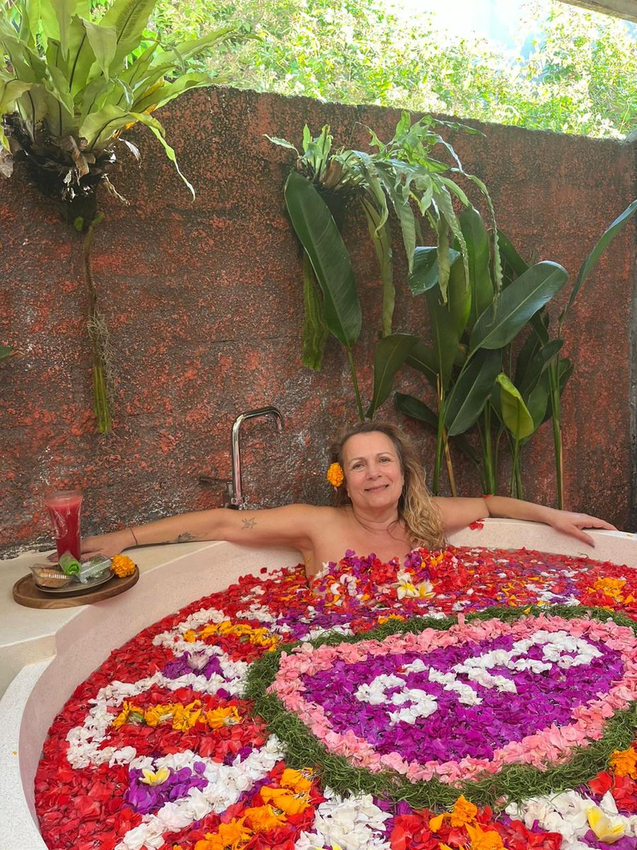 doi_bali's tweet photo. enjoy our beautifull flower petal bath after get full body massage, only at Doi bali spa
#doibalispa
#doispa
#flowerbath
#dayspa https://t.co/WuBr5IsHRx