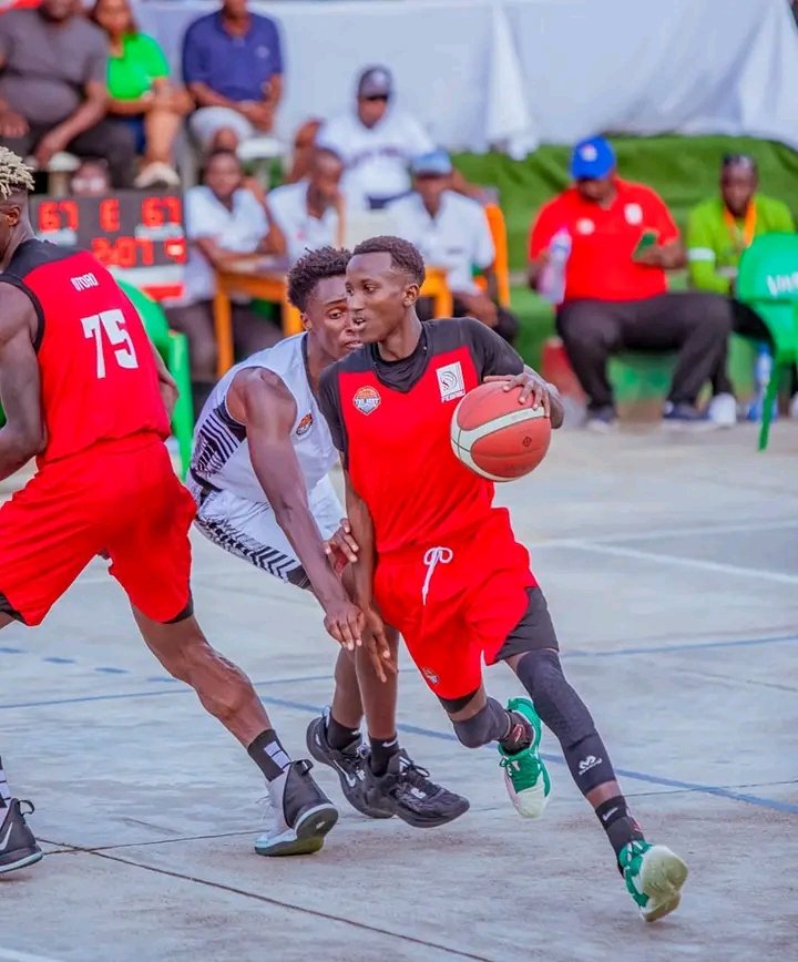 Sir_Umuhirwaa2's tweet image. 🇷🇼🇧🇮🏀 Aujourd&apos;hui 2 décembre, cela fait un an que le match #BestOf 🇧🇮 vs 🇷🇼 a eu lieu ! 

Au match aller, les Burundais ont gagné chez eux, et au match retour, les Rwandais ont pris leur revanche à domicile. 

Ibi bizosubira ryari ?! 😮‍💨

1/2

#UMUHIRWA #BackInTime