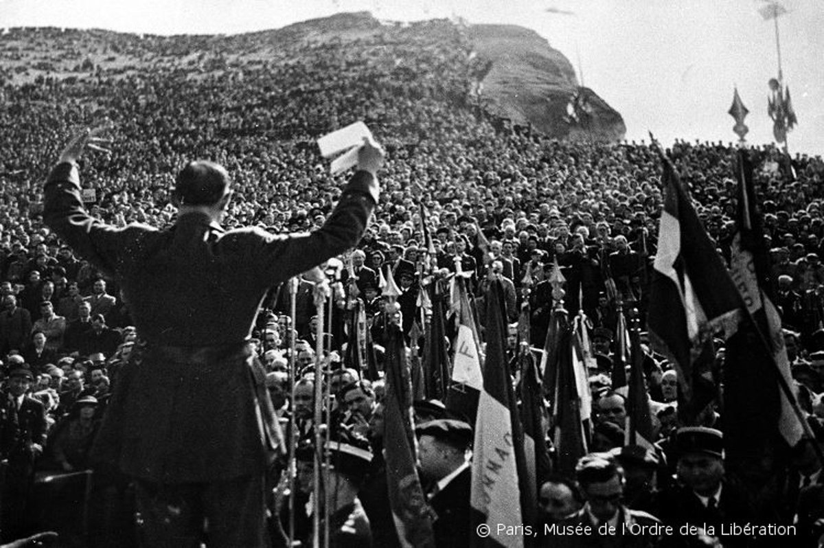 1er décembre | Début de l’aventure politique avec cette foule immense, qui semble s’étendre à l’infini sur la falaise de Bruneval, en Normandie, et à qui le général de Gaulle annonce, fin mars 1947, son envie de revenir dans le jeu national pour réunir les 🇫🇷 !
