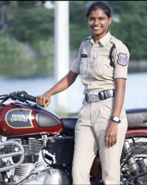 HateDetectors's tweet image. A woman constable was brutally murdered by unknown assailants by knocking down her with a car and attacked her with a knife near #Raipole village, #Ibrahimpatnam mandal in #RangaReddy district on Monday.

The deceased identified as #Nagamani, working as a constable at #Hayatnagar…