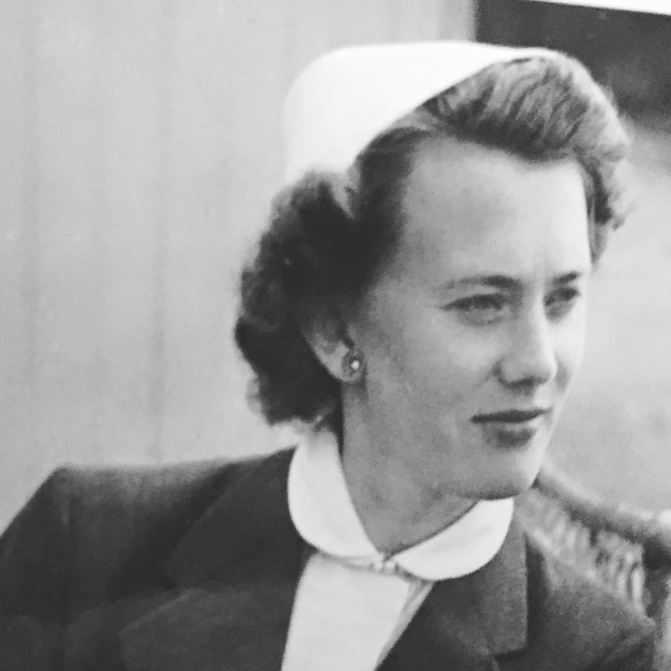 Måndag 2 december. 
Startar veckan med en bild på min fina mamma 1952. Hon är med oss än, 93 i år .
Lev livet nu säger hon alltid. Och det gör vi väl? Fin måndag på er 💜🥰 #gladaremåndagar