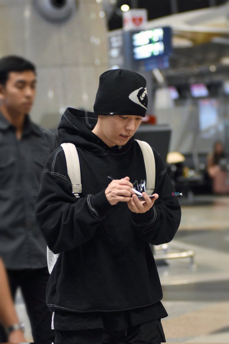 MyKpopHuntress's tweet photo. Safe skies 오빠! Please come again for your solo con next, we will be waiting for you 🤗🇲🇾  

#그레이 #callmegray #duover #GRAY https://t.co/9Od9tuQikV