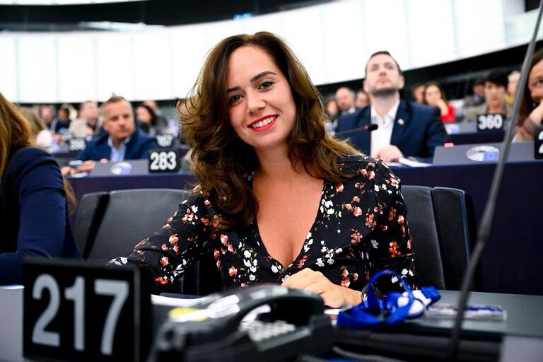 knafo_sarah's tweet photo. 🚬✋ Bientôt interdit de fumer sur les terrasses ou aux arrêts de bus ? 

C’est la nouvelle interdiction que nous devions voter au Parlement européen.
Il s’agissait de banir la cigarette (même électronique) des espaces publics extérieurs.

👊 Je m’y suis opposée. Bien sûr la consommation de cigarettes est mauvaise pour la santé, mais la question n'est pas là. Voici les raisons :

1️⃣ Pour défendre ce qui reste de liberté aux 12 millions de fumeurs français. Ils ne sont pas des parias. Il doit rester du domaine de la politesse, et non de la norme, de ne pas incommoder son voisin ;
2️⃣ Pour empêcher l’Union européenne de prendre des décisions hors de son champ de compétences : la santé doit être une prérogative des États ;
3️⃣ Parce que cette interdiction aurait fortement pénalisé les bars, les restaurants et autres lieux de convivialité, que l’Union européenne accable de nouvelles normes chaque année (récemment encore, en interdisant le chauffage en terrasse) ;
4️⃣ Parce que ce texte visait également la cigarette électronique (mais pas le cannabis…) sans démontrer sa dangerosité pour l'entourage et alors qu’en termes de santé publique, la cigarette électronique est une méthode efficace pour réduire la consommation de tabac.

Bonne nouvelle : grâce à tous ces arguments, ce texte a été rejeté ! Votre liberté est essentielle, ne l'abdiquez jamais.
