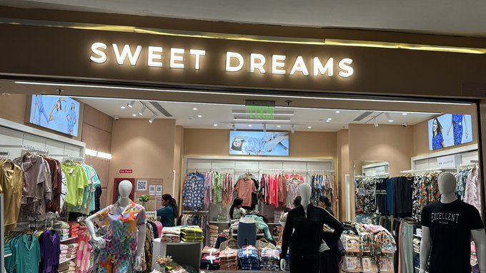 At the Sweet Dreams store Phonix marketcity, for another round of scuttlebutt.
Seems like an interesting story building up.
Valuations remain on higher side already.
Not yet invested in SD Retail . But looks really promising after talking to some distributors
Will share more