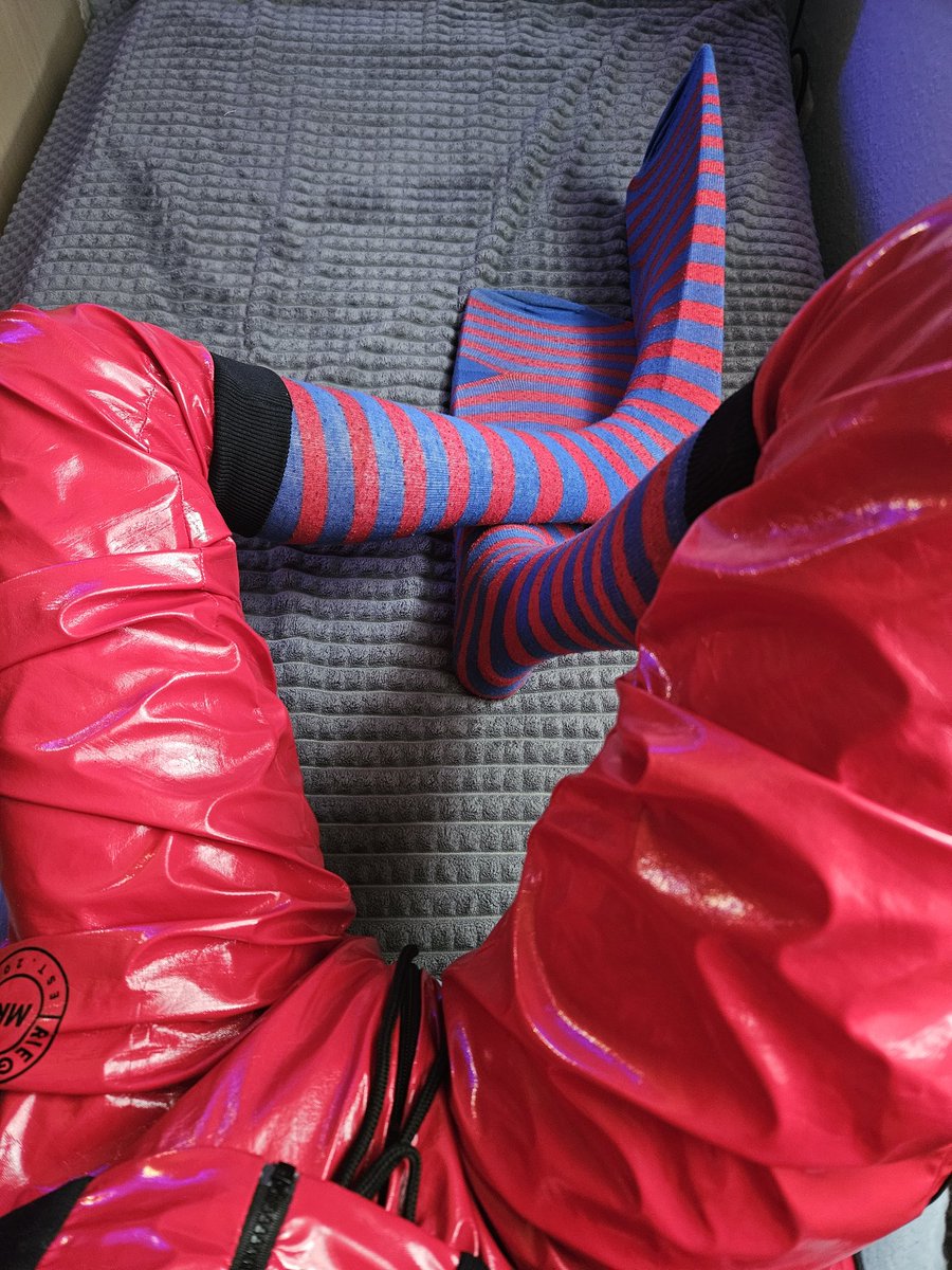 FlipperedGoblin's tweet photo. Who would love to have a flippered, shiny clown on his bed?

#kinky #fetish #gayfetish #clownfetish #clownkink #flipperkink #flipperfetish https://t.co/6lgI1RDHFm