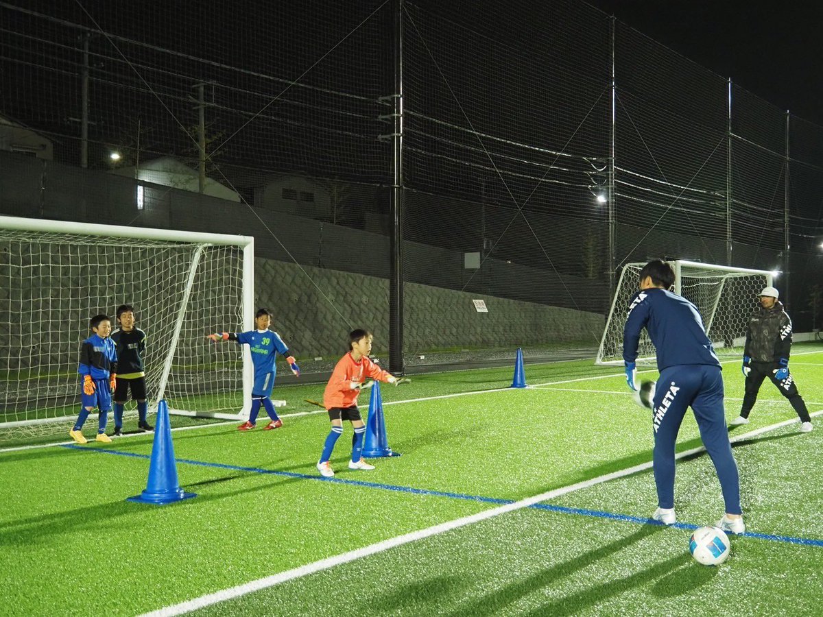 KTFC_GP's tweet photo. 11月30日（土）に第7回GKスクールを開催しました！

今回もたくさんの小学生にご参加いただき、大学生と共にGKの楽しさを知り成長できたスクールになりました！

今回もGAViC様に協賛いただきより良いものになりました！

#京都橘大学サッカー部
#GAViC
#GKスクール https://t.co/0OcT0R7gWO