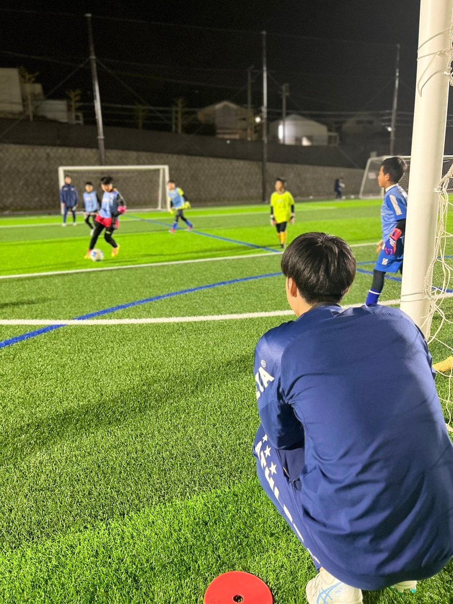 KTFC_GP's tweet photo. 11月30日（土）に第7回GKスクールを開催しました！

今回もたくさんの小学生にご参加いただき、大学生と共にGKの楽しさを知り成長できたスクールになりました！

今回もGAViC様に協賛いただきより良いものになりました！

#京都橘大学サッカー部
#GAViC
#GKスクール https://t.co/0OcT0R7gWO