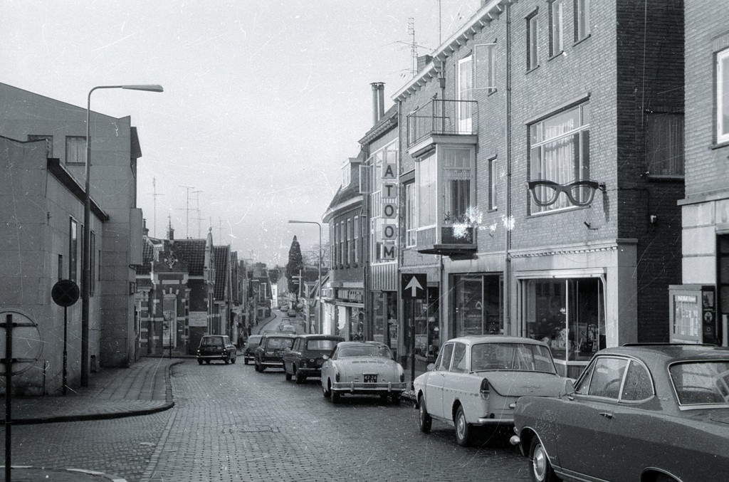 Het straatbeeld van het begin van de Weverstraat in #Oosterbeek in 1973/1974.
De foto is genomen tussen de Utrechtseweg en de Cornelis Koningstraat. (Bron: 1587-4681, Harry Smit, CC0 1.0 licentie)