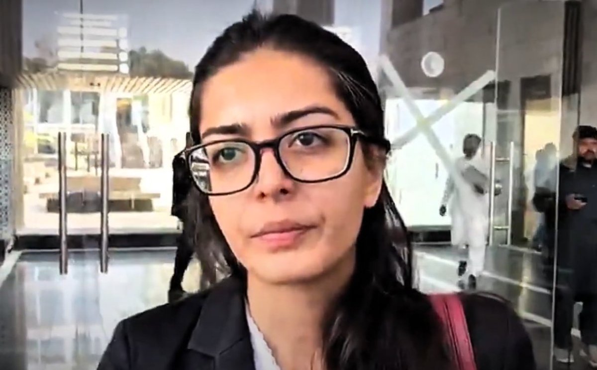 اسلام آباد کی مثالی پولیس اور باکردار اہلکار

پولیس والے ریڑھی بانوں سے مفت میں کھانا اور جوس لیتے ہیں، جب ریڑھی والا پیسے مانگتا ہے تو کہتے ہیں آپ بھی 9 مئی اور پی ٹی آئی کے چکر میں اندر آؤ، ایمان مزاری۔۔۔!!!