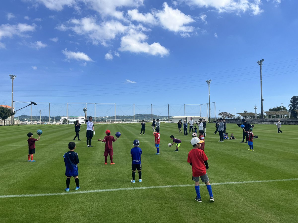 今年も「沖縄から世界へ！」を合言葉に、沖縄県八重瀬町にてゴールキーパースクールを開催しました☺️

GK未経験の子どもたちも、元気に、東風平の綺麗なピッチでプレーしてくれました🧤

#八重瀬町
#JTA
#オキナワグランメールリゾート
#GarageFiveSugar
#FC琉球
#JPFA
#ONE1GK