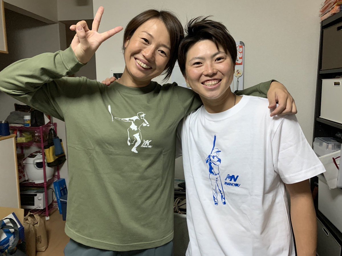 naraoka_3's tweet photo. みなっぺとややからの
サプライズプレゼント🎁

めっちゃ嬉しい！
シルエットバッチリ👌

私もゆきさんもわかりますよね？
ありがとう！！！

皆さん販売したら買ってくれますかー？ https://t.co/TH4Yatt4qR