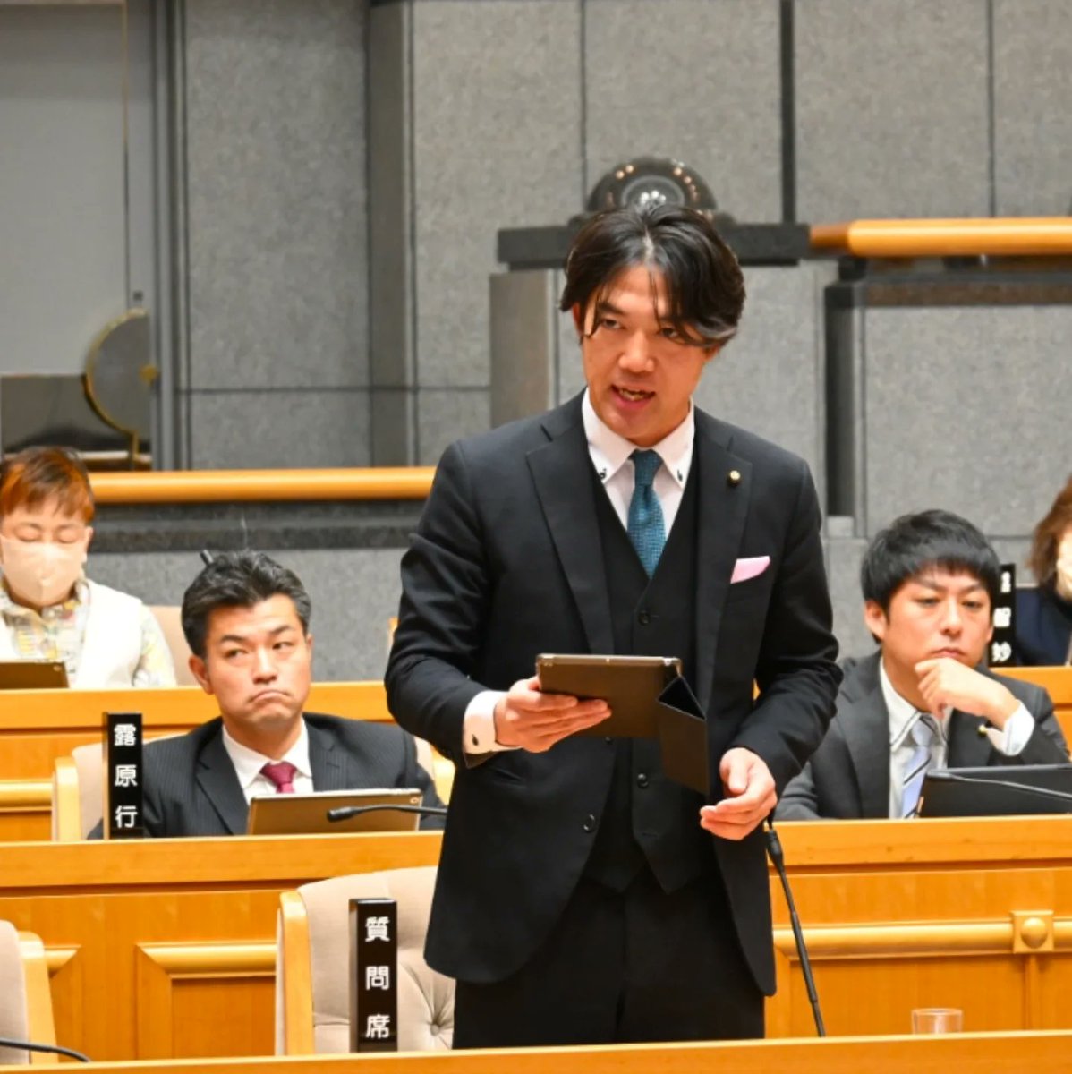 【市議会一般質問を実施】
11/29（金）の八尾市議会本会議で一般質問を行いました。行政情報の発信における切り取り・偏向報道を防ぐ庁内ガバナンス強化と直接発信の拡充を提言。また、総選挙での投票所入場券発送遅延の再発防止策や、イズミヤ八尾店等での期日前投票機会拡充についても議論しました。