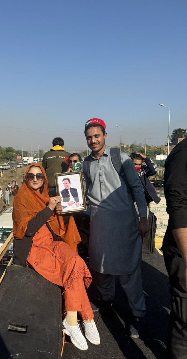 sanamkh22's tweet photo. ان کے پاس کوئی ہتھیار نہیں اپنے لیڈر کی تصویریں تھیں #گولی_کیوں_چلائی https://t.co/tmjIts5KgU