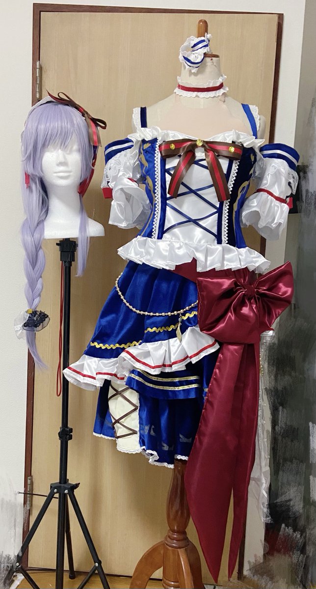 koyoi_utaware's tweet photo. ※コスプレ※
#ヘブバン3周年アートコンテスト

和泉ユキ：君を待つ紅玉

スエードの優しく上品な光沢とサテンの華やかな光沢で童話のお姫様の雰囲気を出しました。
リボンに付いているストーンは光に当たるときらきらと輝くカットがされたものを使用しています。
フリルの形はイラストと同じく中心から広がる？ように作っています。
全体的に深みのある色合いはキャラクター性に合わせつつ、リボンは少し大きめに作ってユッキーのかわいさを引き立てました。