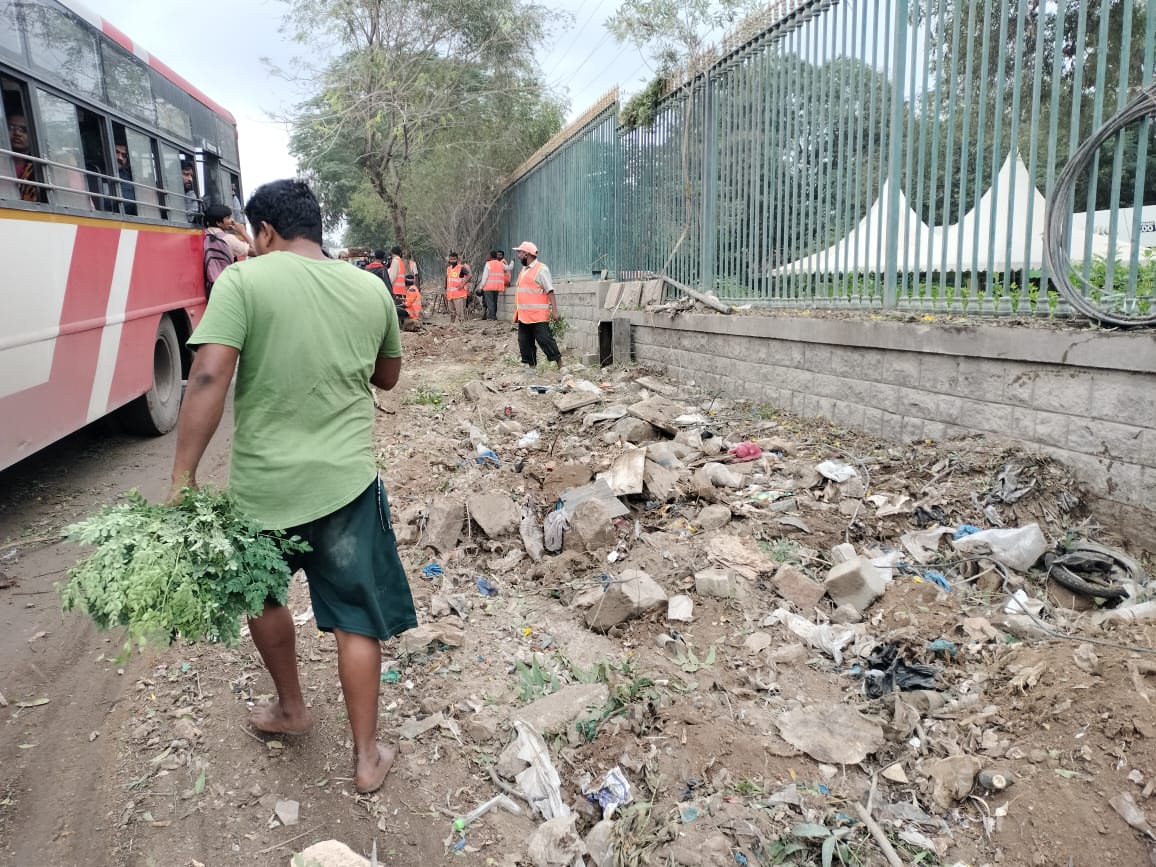 EsaRehman's tweet photo. @GHMCOnline @CommissionrGHMC @Comm_HYDRAA @HYDTP Traffic chaos created by GHMC/Civic staff at the entrance of the Zoo Park that too at a peak hours this morning. Altercation between commuters and staff were reported while traffic police stay mute spectator. https://t.co/67sUEz7uHZ