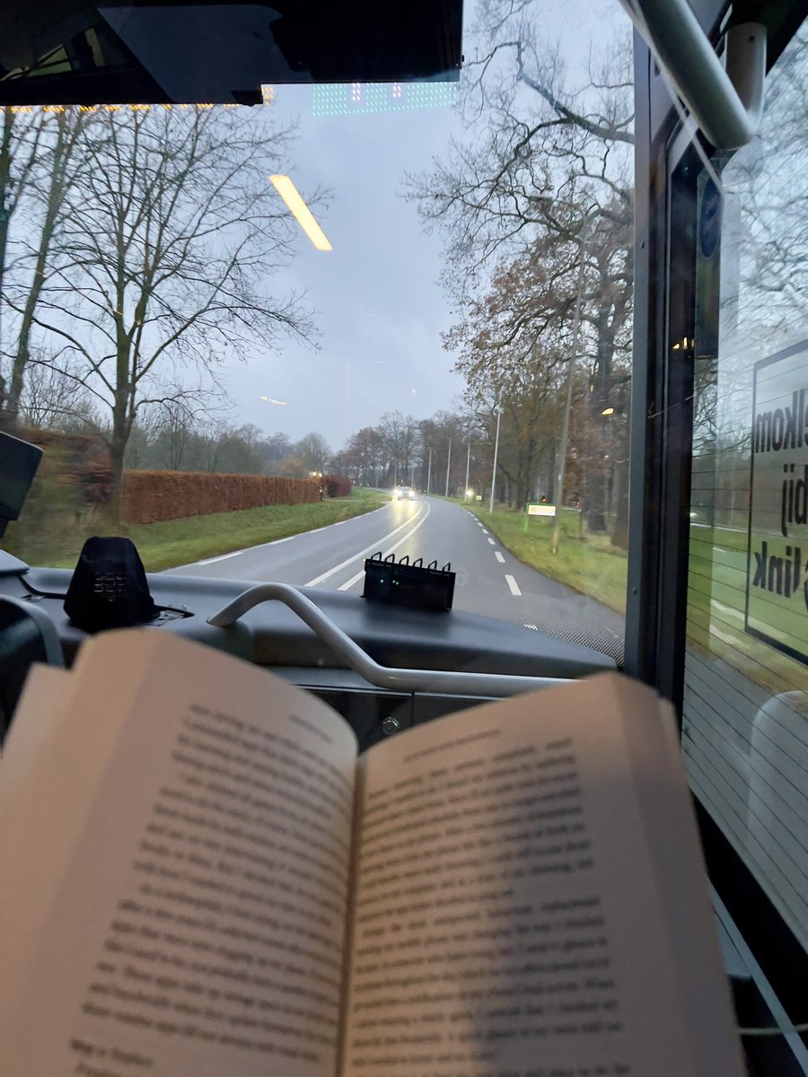 RoyGrootHulze's tweet image. Starting my day with a commute and a book 📖