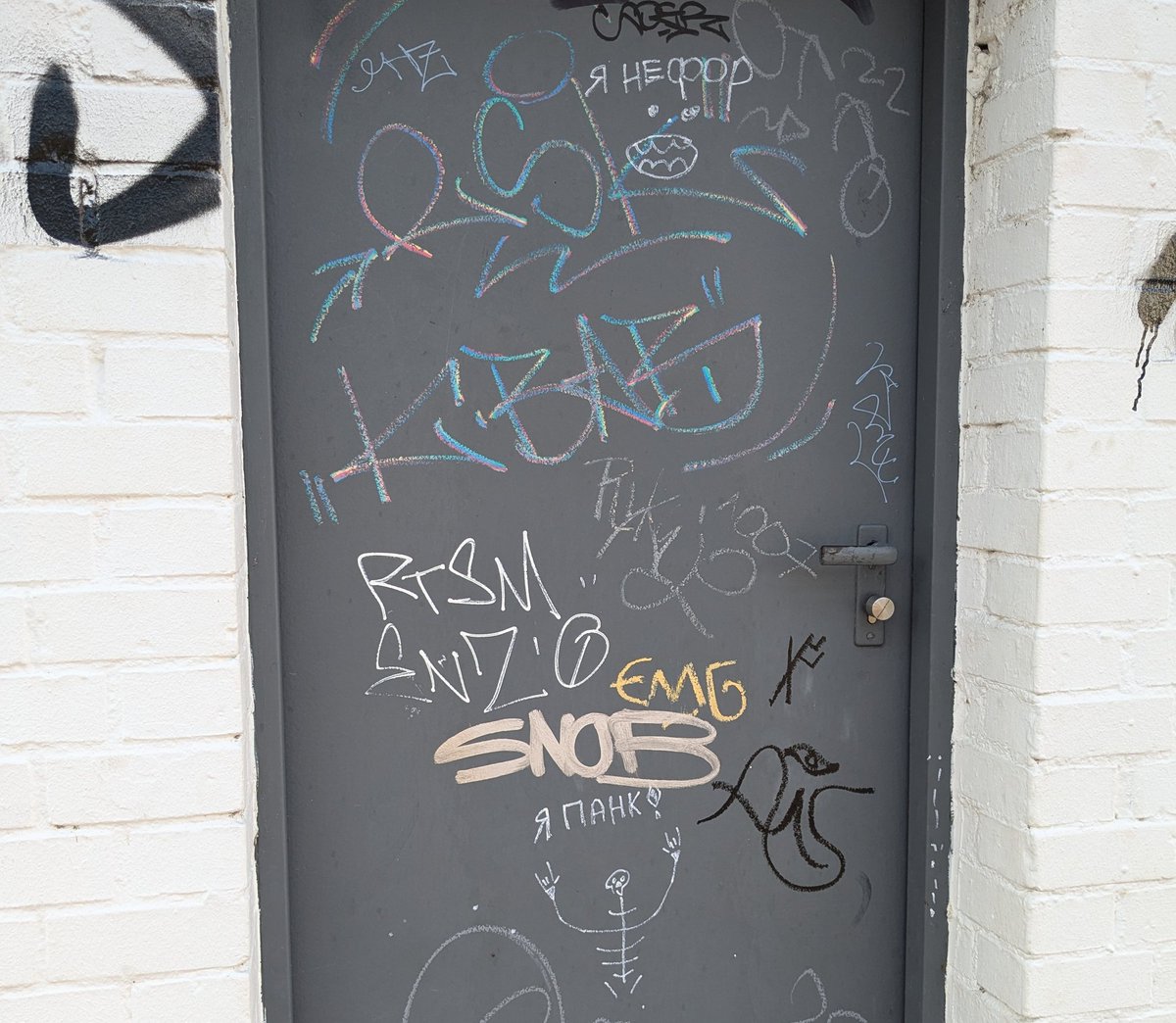 Fundstücke aus den Stuttgarter Linguistic Landscapes vom vergangenen Wochenende. Wer sieht die kyrillischen "Inschriften" als erste*r &amp; kann sie verstehen? 😉

#Slawistik #Slavistik #graffiti #LinguisticLandscapes