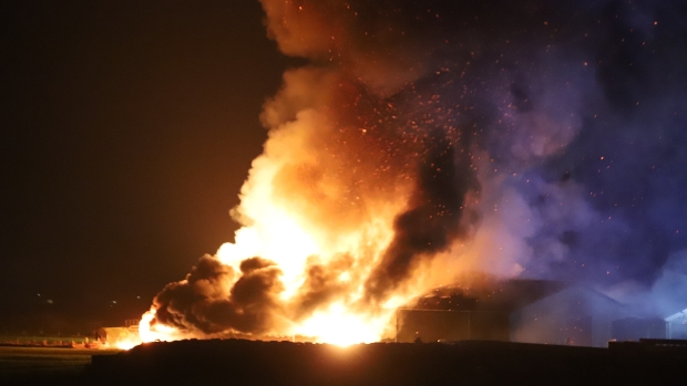 Zeer grote brand in loods aan Rijnbandijk Rijswijk