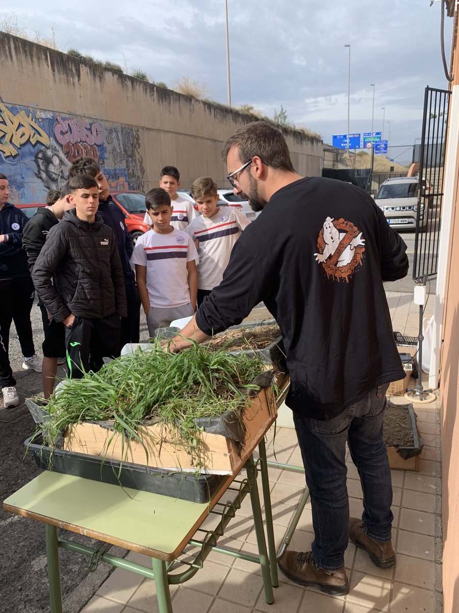 IFAPA (@ifapajunta) on Twitter photo El centro #IFAPA "Camino de Purchil" ha organizado en #Granada seis actividades en torno al #CaféconCiencia☕️ con alumnos orientados a la rama #agraria
Estudiantes del <a href="/cesramonycajal/">CES S. RAMÓN Y CAJAL</a> y del <a href="/iesfgl/">iesfedericogarcialor</a> han aprendido sobre las cualidades del #suelo y la #diversificación de cultivos🌱 El centro #IFAPA "Camino de Purchil" ha organizado en #Granada seis actividades en torno al #CaféconCiencia☕️ con alumnos orientados a la rama #agraria
Estudiantes del <a href="/cesramonycajal/">CES S. RAMÓN Y CAJAL</a> y del <a href="/iesfgl/">iesfedericogarcialor</a> han aprendido sobre las cualidades del #suelo y la #diversificación de cultivos🌱