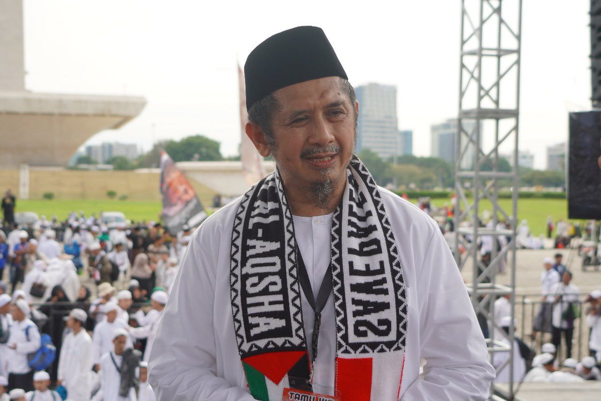 Alhamdulillah, Reuni 212 tahun ini telah membuktikan bahwa semangat persaudaraan dan ukhuwah Islamiyah masih sangat kuat di hati umat. 
.
Akhukum fillah,
Muhammad Zaitun Rasmin