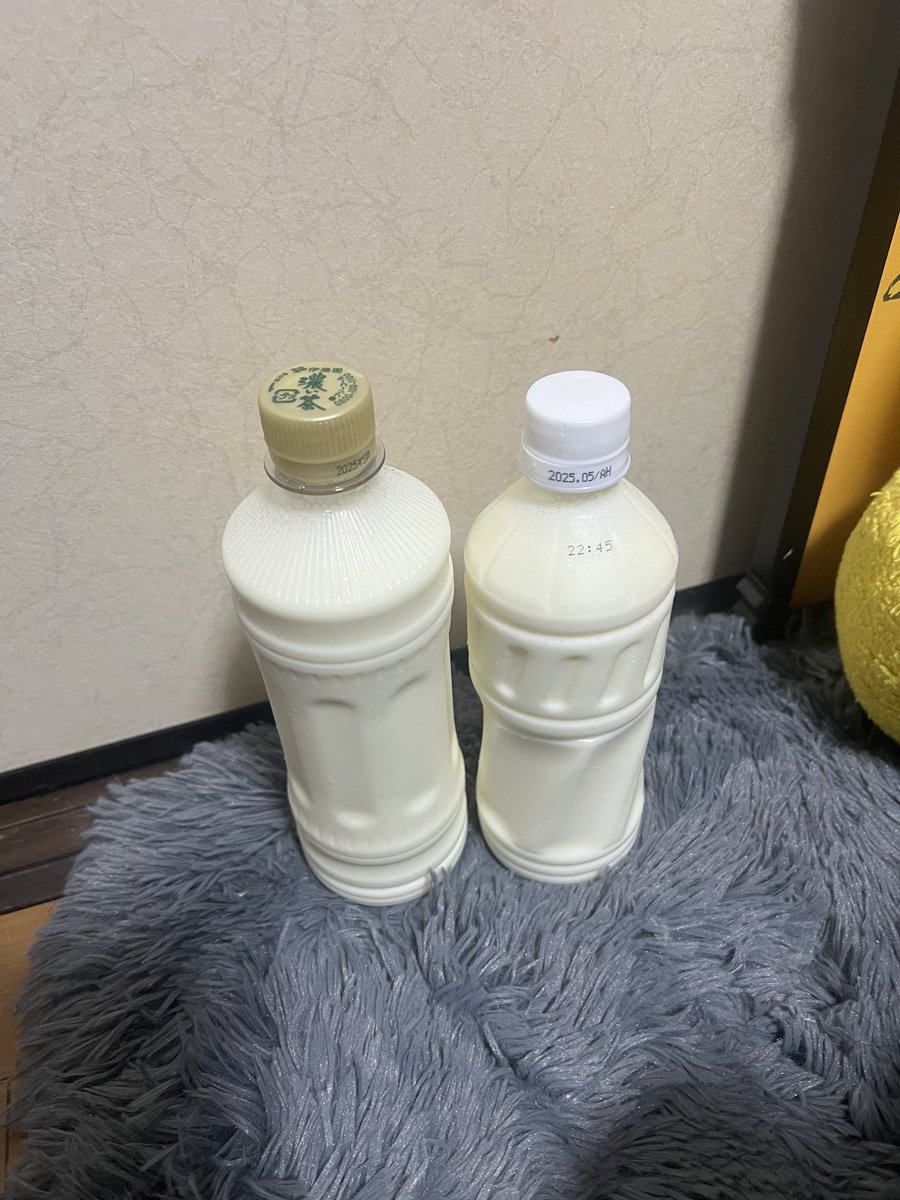 yeskiri's tweet photo. 近所のカレー屋でラッシーを頼みすぎてインド人の店員さんからレシピを教えてもらったので載せときます

牛乳 250ml
ヨーグルト 250g
レモン果汁 小さじ3杯
砂糖  大さじ2杯

これを空のペットボトルにいれてシャカシャカ振ればお店で出てくる極ウマラッシーが爆誕するのでぜひお家で作ってみて https://t.co/0zKxX3asY8