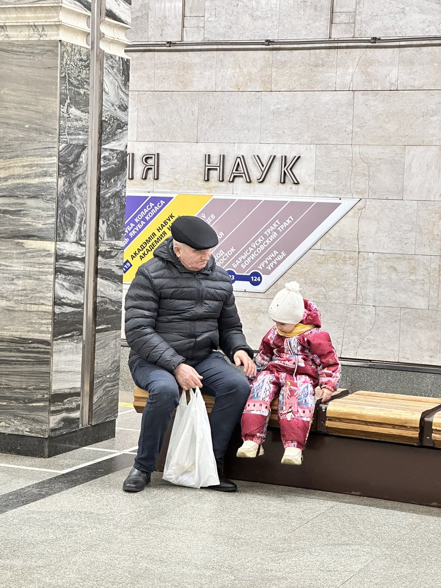 zheromka's tweet photo. Настроение: ехать куда-то с дедом, жевать банан, болтать ногами https://t.co/chEpGEbHzK