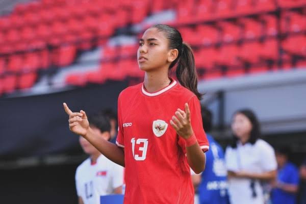 Gol Claudia Scheunemann (CF/15) ke gawang Singapura menjadikan namanya sebagai top skor sepanjang masa Timnas putri Indonesia dengan 6 gol.