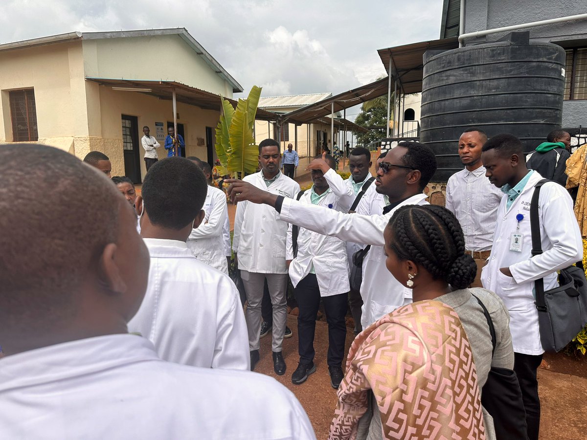 KibungoH's tweet photo. Today, the hospital management inducted 29 medical residents, thanks to the partnership between @kfaisalhospital and Africa Health Sciences University (AHSU), in line with the @RwandaHealth’s #4x4Strategy to provide advanced medical care and training. https://t.co/TJMT4fy4Bd