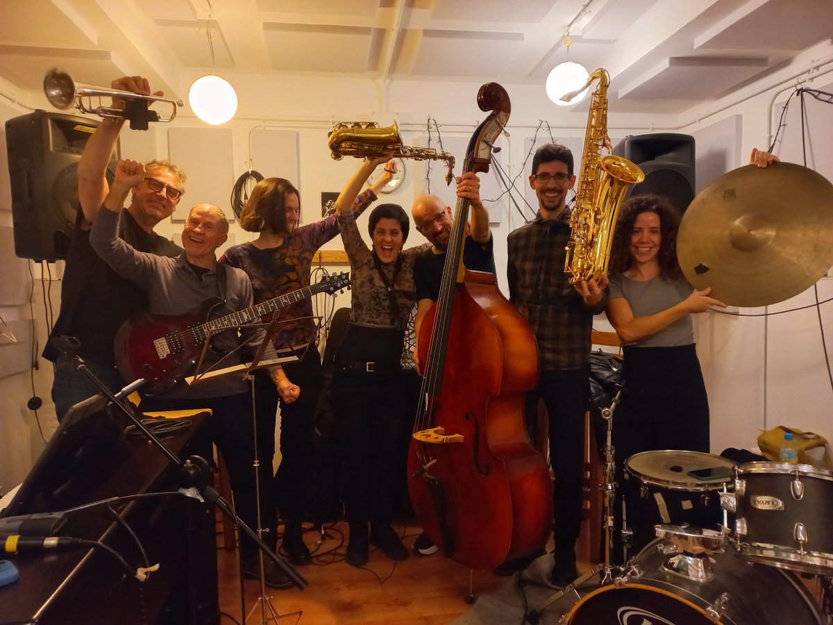 En esta foto del Combo Re-Birth ya se precelebraba el exitazo de la Jam del sábado! :'''') ¡Muchísimas gracias por venir!
Próxima Jam.... ¡En 2025!