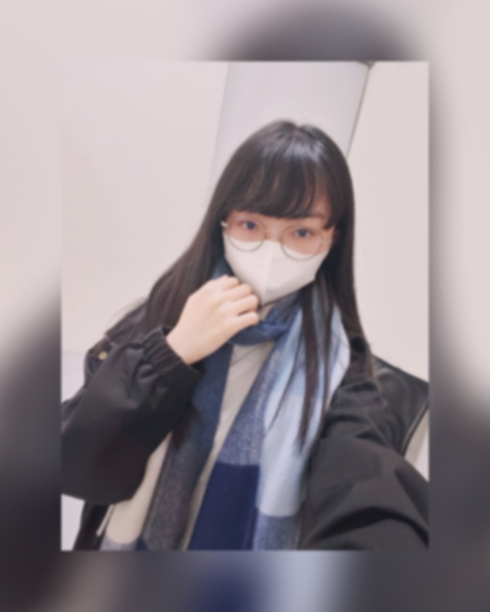 前幾天很冷www
冷到我拿出圍巾來圍
幸好我在南部...
不然我在北部絕對冷到掛掉🫠🫠
---------------------------------
前面的期許可以不用看沒關係
我希望你們能至少看看我最近的煩惱
並給我一些看法及建議
「 我也好奇大部分看到這篇的人
能不能做到在腦袋想像這件事？」
可以的話請留言告訴我w
---------------------------------
雖然還沒到12月底w
不過想先發個
「 2025年的自我期許✨」
1 .希望能在學校課程發展出一個
我能被同學老師認同是我擅長的領域（這點好像跟去年差不多🤣）
---------------------------------
2 .不希望再被任何人背叛或背刺，
我知道這很難，但希望能減少次數，不管是感情還是友情（去年的我是希望跟我認為是朋友的人保持好關係）
---------------------------------
3 .希望我能更喜歡自己一些🥺
（我覺得自己有慢慢逐漸改掉內耗的習慣了，只不過有時還是會出現很討厭自己的精神狀態w）
---------------------------------
4 .希望大二下的小專題能順利找到組員以及製作順利w（沒錯！我還沒開始小專就在焦慮，怕沒有人願意
跟我一組ㄌ，超怕被同學認為是
沒用的人的悠依(*´д`)）
---------------------------------
最近有一個煩惱ww
主要是我自己是屬於腦袋無法想像出畫面的類型，應該是「心盲症 」
甚至我在知道這個症狀之前，
我從小到大真的一直以為想像出畫面這件事是一個概念🤣🤣不可能有人能做到憑空想像，直到看到YouTube上的解說影片...我後來就很明顯感受到自己真的有這樣的症狀（講一個最簡單的測試方法，你們可以自我檢測看看🤣「你們閉上眼在腦中想像你們從小到相處大的其中一位印象最深的家人長相」如果你能很輕易想像的到w那代表你應該沒有心盲症🤣）
會提到是因為應該是兩星期前左右...
老師跟我們說，我們設計群的人被
上帝剝奪了聽力，也就是比起那些會音樂及樂器的人我們大部分都是聽力記憶甚至會較常人差，但是我們設計群比起他們多了想像力以及對色彩的敏銳度這些優勢，老師當下有讓我們做一個小測試！但我個人出來的結果是壓根不在老師最終結果中，雖說老師並不知道🤣但說實話我挺難過的w

而且近期我感覺到我自從結束上一段感情之後，我現在更難記住周遭的人事物，更依賴實際的接觸，但是接觸完，淡忘的速度卻比以往的快很多，彷彿我不想記住，但我內心非常渴望能記住這些事，我記不住任何人的聲音跟長相，現在我感覺只能依靠文字概念....腦海裏只剩下概念，因此我感覺到很害怕，害怕哪天我的記憶剩我一個人....😢😢
雖說不被過去任何的記憶影響
是一件好事，但這樣我不就連快樂的記憶都在失去了...
每次一旦意識到這個問題
就讓我很焦慮不安w
我也曾嘗試過讓自己記住，但是根本記不住，記不住的情況下我的情緒會直接崩掉同時感到無助w