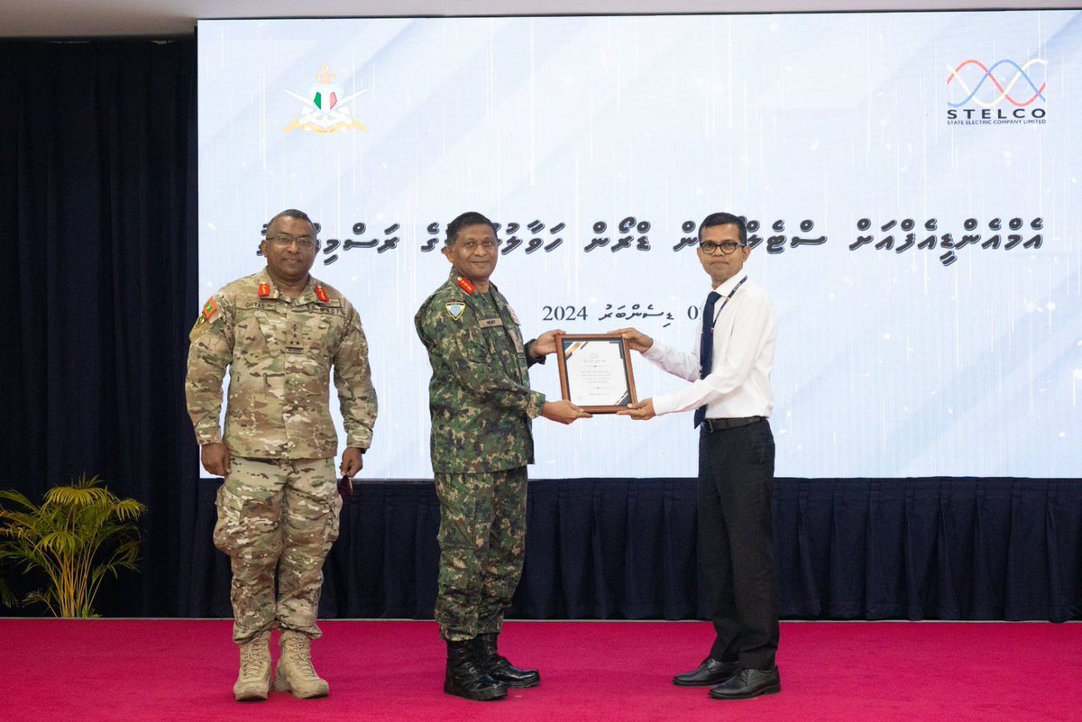 STELCOMALDIVES's tweet photo. މި ކުންފުނީގެ ފަރާތުން މިއަދު ވަނީ އުސްއިމާރާތްތަކުގެ އަލިފާން ނިންވުމުގައި އެހީތެރިވެދިނުމަށްޓަކައި ފެންޖެހުމަށް ބޭނުންކުރާ ޑްރޯން އަކާއި ކަނޑުއަޑީގެ ސާޗް އެންޑް ރެސްކިޔުގައި ބޭނުންކުރާ ވަޞީލަތެއް ކަމުގައިވާ ޑީޕް ޓްރެކަރއެއް އެމްއެންޑީއެފްއަށް ހަދިޔާކޮށްފައި. މިއަދު ހަދިޔާ ކުރެވުނު އަލިފާން ނިއްވުމަށް ބޭނުން ކުރާ ޑްރޯން އަކީ ފެން ހޮޅިއާއެކު 200 މީޓަރު އުހަށް ދަތުރު ކުރުމުގެ ޤާބިލްކަން ލިބިފައިވާ ޑްރޯންއެއް. އަދި ޑީޕް ޓެރެކާ އަކީ 200 މީޓަރު އަޑިއަށް ދަތުރުކޮށް ރޮބްޓިކް އާރމްއެއްގެ އެހީއާއެކު ކަނޑު އަޑިން ތަކެތި ނެގުމުގެ ޤާބިލްކަން ލިބިފައިވާ ވަޞީލަތެއް.
