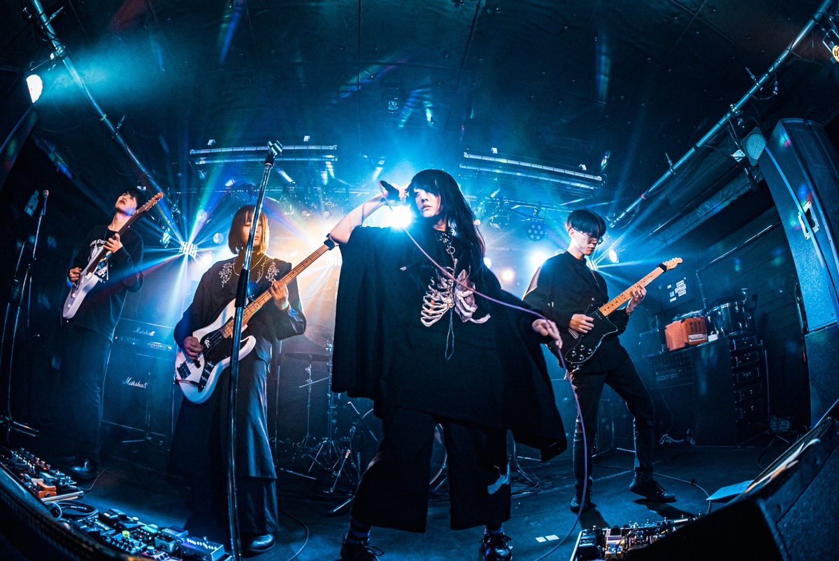 Emoments_Band's tweet photo. [🌅Live Photo 1/2🌅]
2024.12.01(Sun)
at 盛岡the five morioka
Drop After Dawn
#WDFF RELEASE TOUR 2024 盛岡編

Photo by @_VJAiKA_ 

#emoments
#イモーメンツ
#ポエトリーセツナコア https://t.co/rNRdS3wB1k