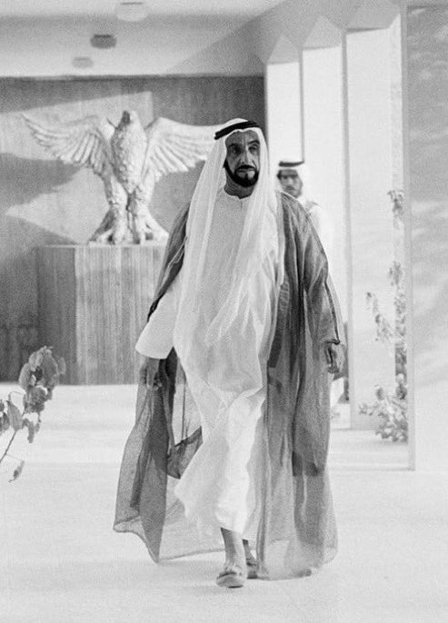 الشيخ زايد لم يكن يخفي طموحه وآماله عندما كان حاكماً في المنطقة الشرقية، كان يقول دائمًا : 
لو أمكن توحيد هذه البلاد في دولة واحدة قوية فإن كثيرًا من أمراض المجتمع سوف تختفي حتى لو لم يظهر البترول

- الرحّالة "Martin Beckmaster" 
1952
#اليوم_الوطني_53