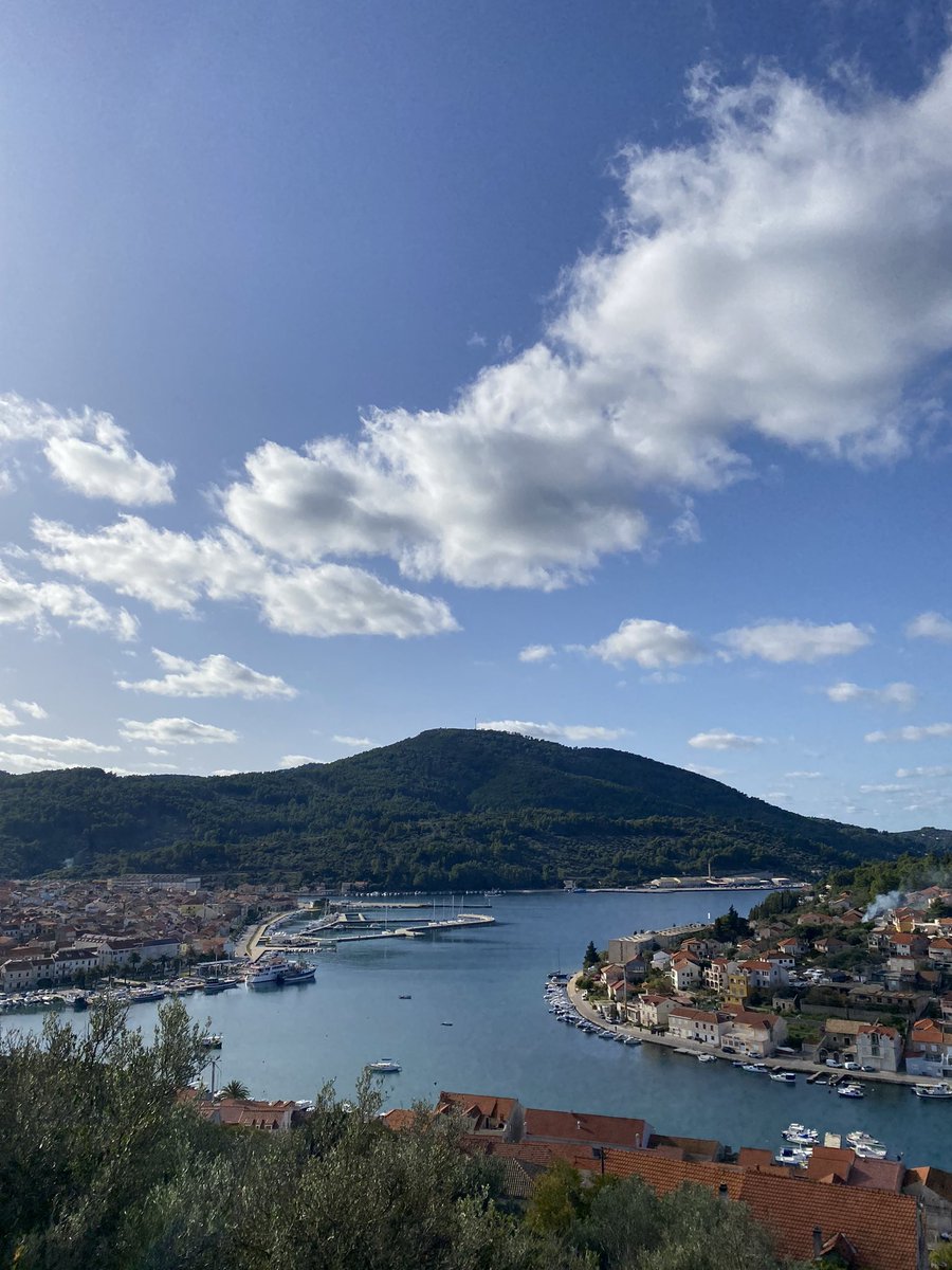 Last week, sampling shells from Žukovica Cave at the Centre for Culture in Vela Luka, on the island of Korčula (Croatia), as part of the #SeafrontProject. Many thanks to Prof. Dinko Radic and his collaborators for the opportunity! <a href="/leizarchaeology/">Leibniz-Zentrum für Archäologie (LEIZA)</a>