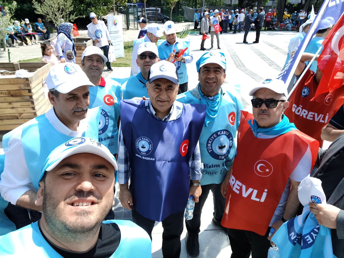 halilozdamar29's tweet photo. 📌 Türkiye @Kamu_Sen ile memurlarımızın sorunları tek tek çözüme kavuşacak Türkiye Kamu-Sen 'in kırmızı çizgisi ve olmazsa olmazı olan Yardımcı Hizmetler Sınıfı Kamu-Sen ile sonuçlanacak. 

📌 İlkeli,Kararlı ve Cesur sendikacılığın tek adresi Türkiye @Kamu_Sen

 @Kamu_Sen
@OnderKahveci
@TurkBuroSenGM
@TurkesGuney
#KamusenYhsyiÇözecek