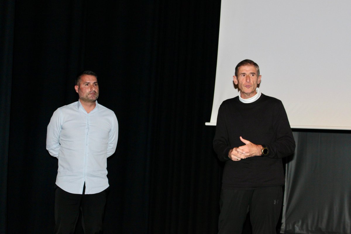 RFFM_oficial's tweet photo. 👩‍🏫👨‍🏫 COMITÉ DE ENTRENADORES 

Hoy ha tenido lugar en el Teatro Enrique Tierno Galván del @AytoLeganes la octava sesión de las Jornadas de Dirección Deportiva organizadas por el Comité de
@EntrenadoRffm.

El presidente del Comité, @serranonino, presentó a la Dirección Deportiva de @AtletiAcademia con su director Natanael Cano 'Canito', Ivan Paz y Javier Peña, quienes expusieron su estructura y funcionamiento detalladamente ante los futuros directores deportivos del fútbol de Madrid.