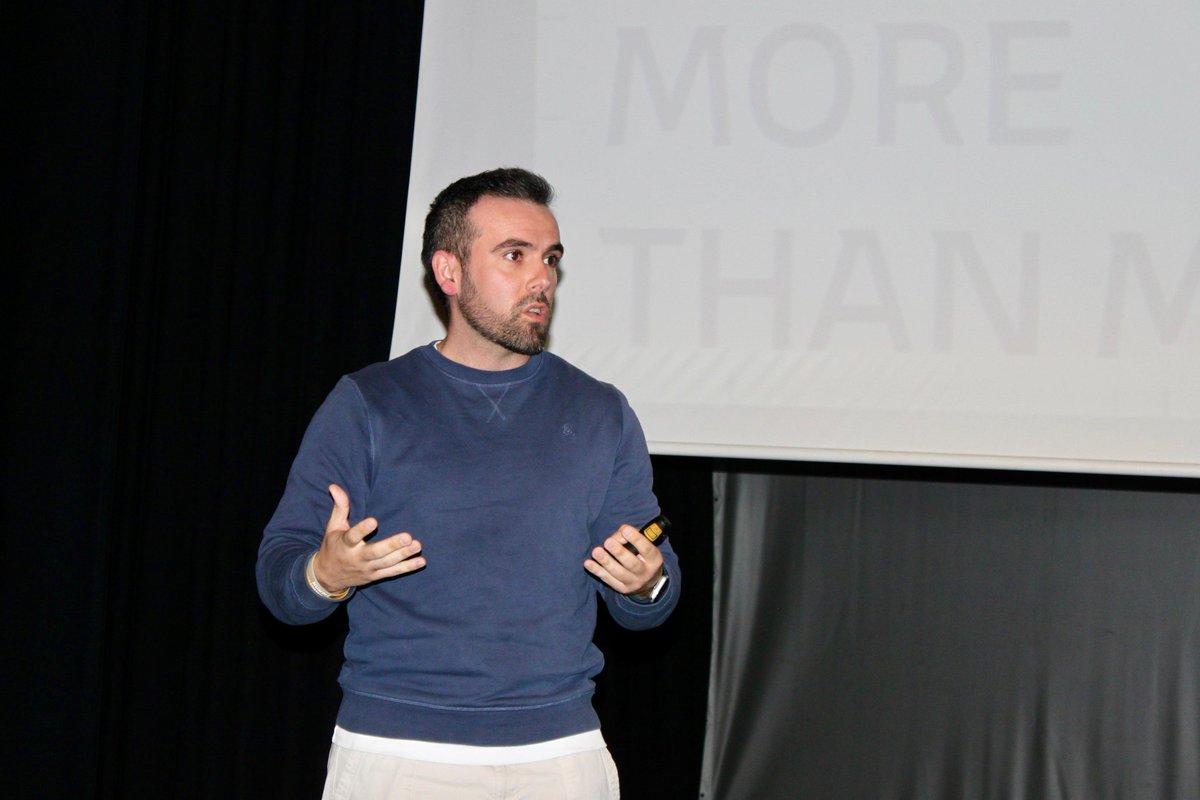 RFFM_oficial's tweet photo. 👩‍🏫👨‍🏫 COMITÉ DE ENTRENADORES 

Hoy ha tenido lugar en el Teatro Enrique Tierno Galván del @AytoLeganes la octava sesión de las Jornadas de Dirección Deportiva organizadas por el Comité de
@EntrenadoRffm.

El presidente del Comité, @serranonino, presentó a la Dirección Deportiva de @AtletiAcademia con su director Natanael Cano 'Canito', Ivan Paz y Javier Peña, quienes expusieron su estructura y funcionamiento detalladamente ante los futuros directores deportivos del fútbol de Madrid.