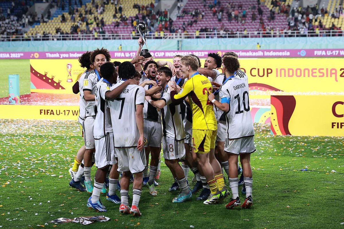 DFBNachwuchs's tweet photo. Das bleibt für immer! 😍

Heute vor einem Jahr krönten sich unsere #U17-Junioren in Indonesien zu Weltmeistern 💥🙌

#HERZZEIGEN #throwback 📸 FIFA/Getty Images https://t.co/nmixZC7dyb