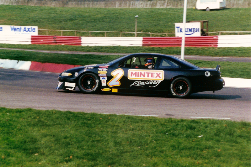 AscarRacing's tweet photo. #ASCAR #AdventCalendar βοΈ 2β£
Here is the same car as yesterday, but now sporting a new livery and driven at a @mallorycircuit test by #MikeJordan, and at the @DoningtonParkUK test by @jclelandracing, both in 2000.
πΈ Mick Wiseman Collection
#AscarRacing #DaysOfThunder https://t.co/o3mbomXeDy