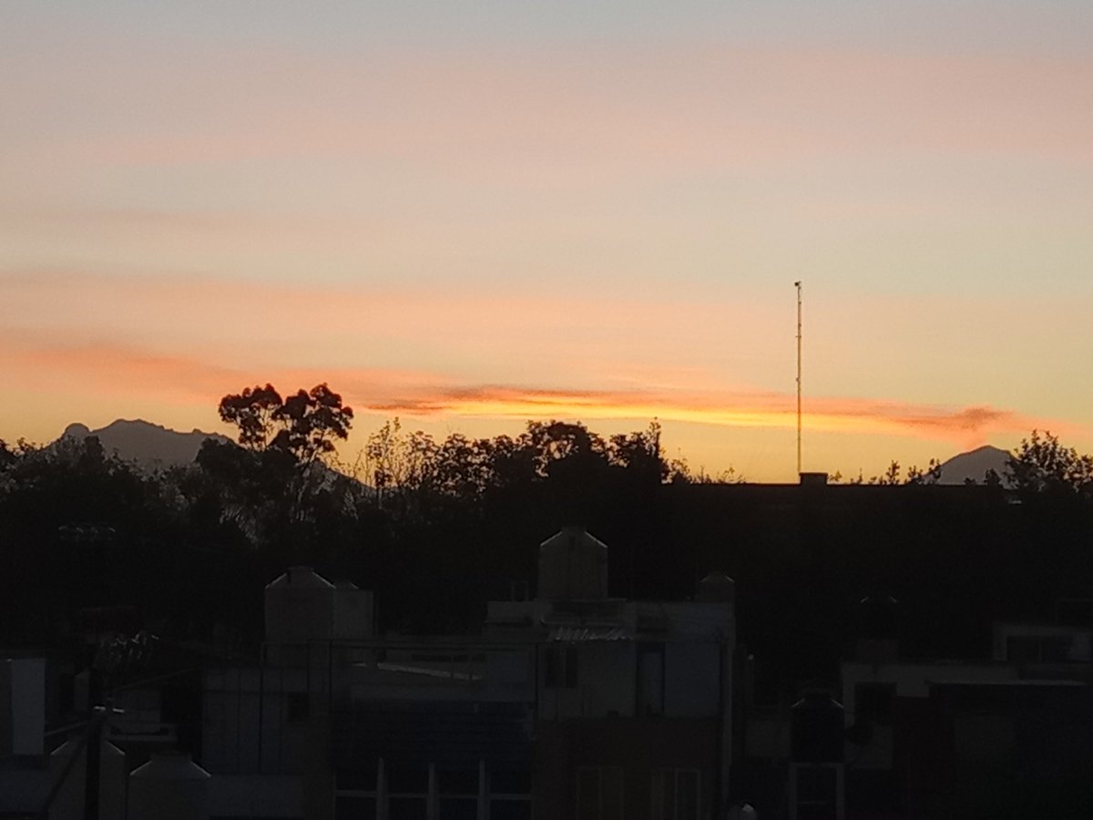 Laura97877826's tweet photo. Así amanecen el #popocatepetl y el #iztaccihuatl, vista desde #haciendasanjuan #Tlalpan @mendezraq https://t.co/OiZEZJECmT