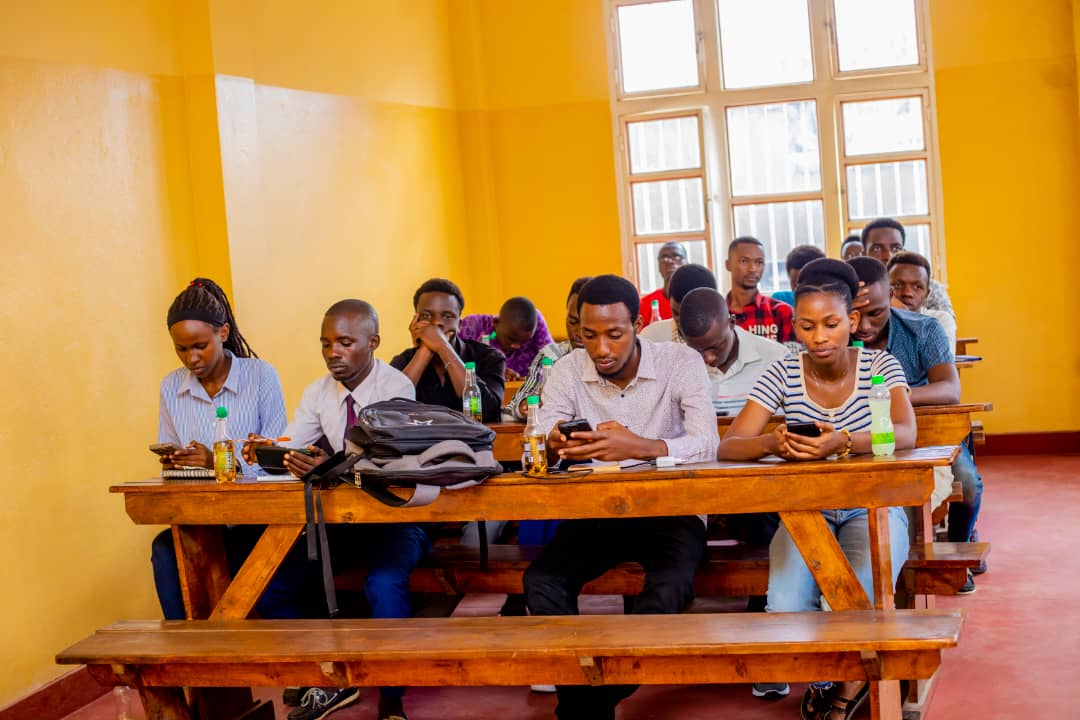 💊 "La couverture sanitaire universelle au #Burundi demeure préoccupante". C'est le constat fait par deux clubs universitaires, le <a href="/CAE_FSEG/">Club d'Actualité Economique</a> de l'<a href="/UB_Rumuri/">Burundi University</a> et le <a href="/UNGCVS/">club vision santé</a> de l'<a href="/Univ_Ngozi/">UNIVERSITE DE NGOZI</a>, lors d'une conférence tenue le 29/11/2024 à l'Université de #Ngozi (branche de #Bujumbura),