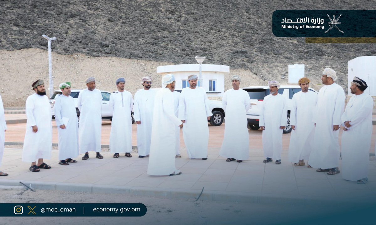 سعادة الدكتور ناصر المعولي وكيل #وزارة_الاقتصاد في زيارة ميدانية لمحافظة الوسطى؛ بهدف متابعة سير عمل المشروعات الإنمائية ومـشروعات برنامج تنمية المحافظات، بحضور عدد من المسؤولين في المحافظة والمعنيين بوزارة الاقتصاد.