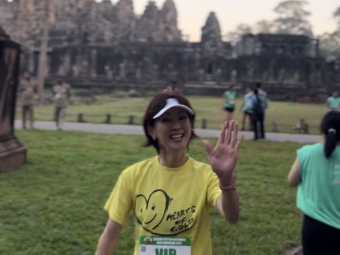 cambodiatasu's tweet photo. アンコールワット国際マラソンは本当に最高だった！去年に引き続きレジェンド有森裕子さんにハイタッチしてもらってパワーチャージ。恒例の激うまローカル飯で締めました。また来年も絶対参加する🤩
#カンボジア #アンコールワット #マラソン #angkorwat #angkorwatmarathon #marathon https://t.co/M4pwJfkGEp