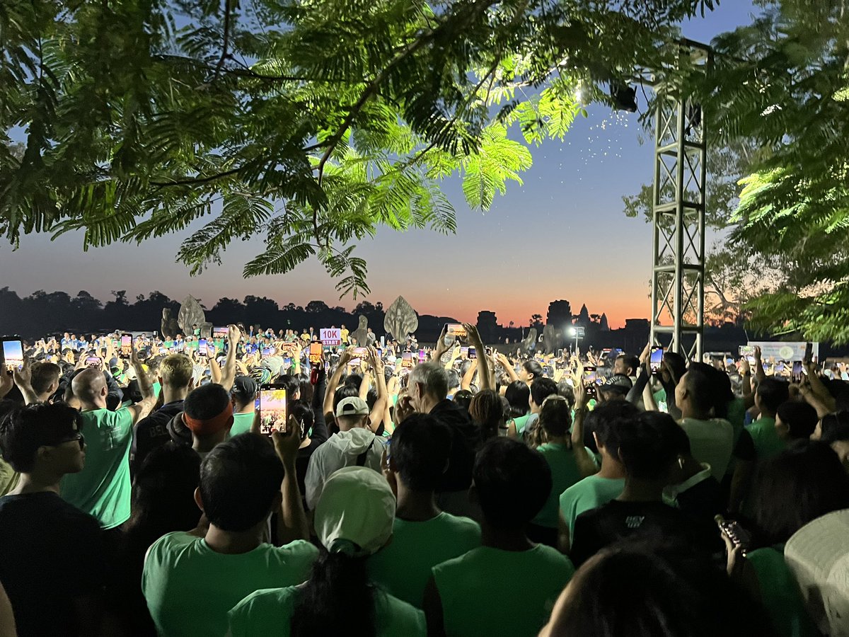 cambodiatasu's tweet photo. アンコールワット国際マラソンは本当に最高だった！去年に引き続きレジェンド有森裕子さんにハイタッチしてもらってパワーチャージ。恒例の激うまローカル飯で締めました。また来年も絶対参加する🤩
#カンボジア #アンコールワット #マラソン #angkorwat #angkorwatmarathon #marathon https://t.co/M4pwJfkGEp
