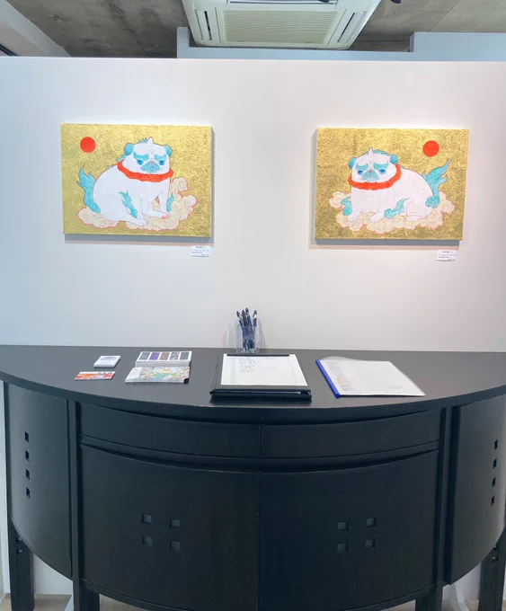 この2匹が正面でお迎えします。個展は12月7日まで。 