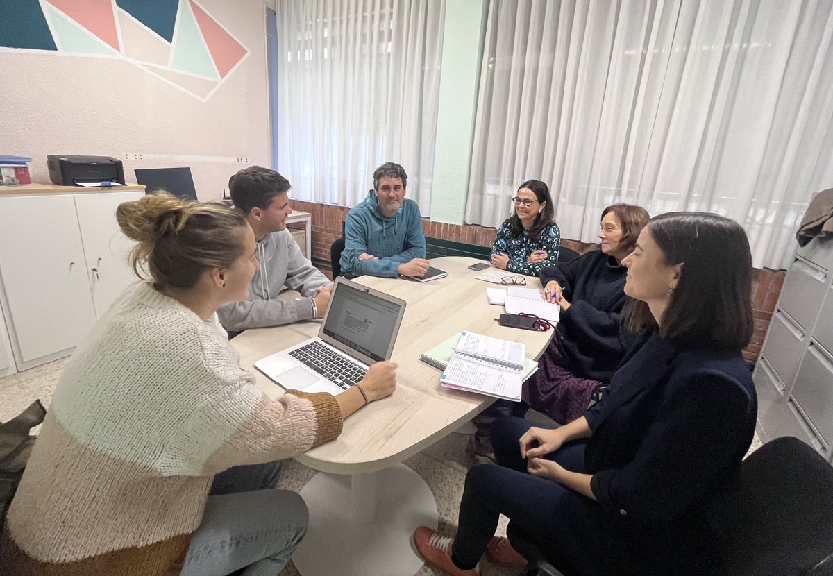 🔴(eu) #OinGabizLemoa-ko #JardueraFisikoa-ren #OrientazioZerbitzua-ren sarean orientatzaile eta teknikari berriak ezagutu ditugu. 
🔵(es) En la red del #ServicioDeOrientación de #ActividadFísica de #Lemoa hemos conocido al nuevo orientador y a la nueva técnica.
#PertsonaAktiboak