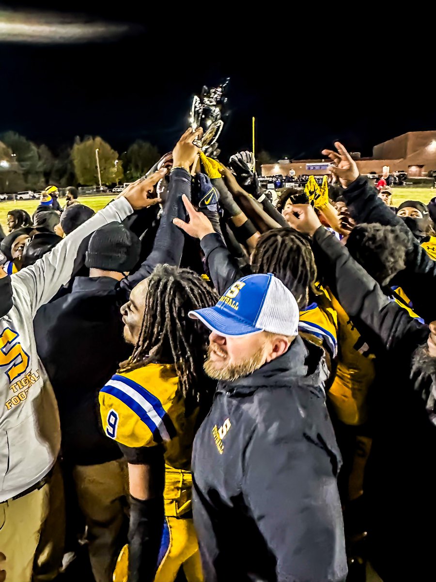 OscarSmithFB's tweet photo. we’re not done yet!!! #smithset #bangem 🔵🟡 Region Champs https://t.co/kDrgBtLamr