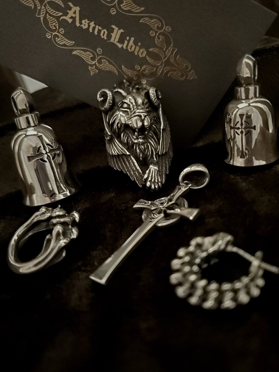 StarGardenSG_u's tweet photo. 【Astra Libio】
＂Ｕ＂- Ｌｉｓｔ

· T-74  Pendant Top  ¥44000-  🔔
· T-75  Pendant Top  ¥33000-  🔔
· T-79  Pendant Top  ¥26400-
· R-18  Ring  #21  ¥66000-
· P-18  Pierce  ¥13200-
· P-24  Pierce  ¥17600-

是非ご覧ください
そして是非お聴きになってください

12/28 &amp;29 ←お見逃しなく https://t.co/shWJCS8UN9