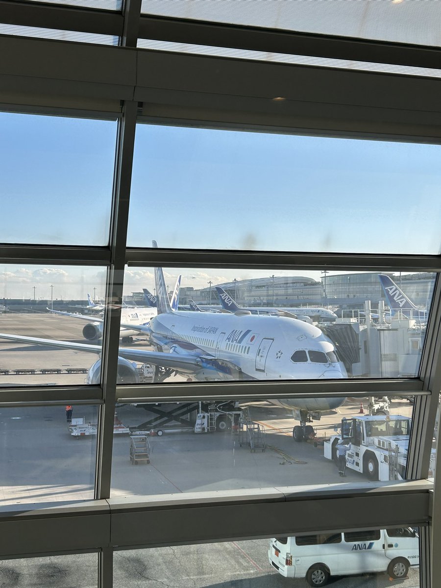 bakuringco's tweet photo. 本日1か月ぶりの沖縄本島。羽田午後発で那覇空港へ。着陸前にちょうど日没🌅。東シナ海へ落ちる太陽を機内から目撃。
夕暮の那覇空港でした。
#日没 #羽田空港 #那覇空港 #サンセット #sanset #okinawa https://t.co/ZIr8JOrObL